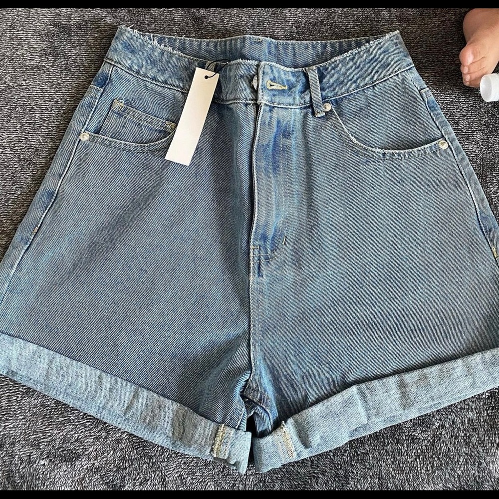 MOM SHORTS